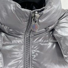 Moncler 盟可睐2026FW秋冬新款Maya经典亮面玛雅可拆卸连帽羽绒服 全套原版五金辅料,拉链、金属按扣、袖臂圆 Moncler 盟可睐2026FW秋冬新款Maya经典亮面玛雅可拆卸连帽羽绒服 全套原版五金辅料,拉链、金属按扣、袖臂圆