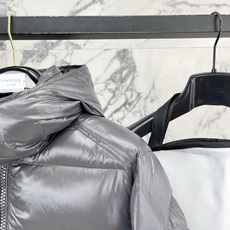 Moncler 盟可睐2026FW秋冬新款Maya经典亮面玛雅可拆卸连帽羽绒服 全套原版五金辅料,拉链、金属按扣、袖臂圆 Moncler 盟可睐2026FW秋冬新款Maya经典亮面玛雅可拆卸连帽羽绒服 全套原版五金辅料,拉链、金属按扣、袖臂圆