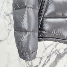 Moncler 盟可睐2026FW秋冬新款Maya经典亮面玛雅可拆卸连帽羽绒服 全套原版五金辅料,拉链、金属按扣、袖臂圆 Moncler 盟可睐2026FW秋冬新款Maya经典亮面玛雅可拆卸连帽羽绒服 全套原版五金辅料,拉链、金属按扣、袖臂圆