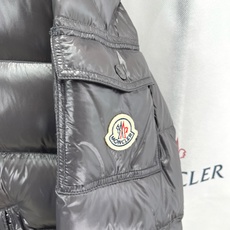 Moncler 盟可睐2026FW秋冬新款Maya经典亮面玛雅可拆卸连帽羽绒服 全套原版五金辅料,拉链、金属按扣、袖臂圆 Moncler 盟可睐2026FW秋冬新款Maya经典亮面玛雅可拆卸连帽羽绒服 全套原版五金辅料,拉链、金属按扣、袖臂圆
