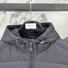 Moncler-盟可睐 2026FW秋冬新款男士连帽轻薄羽绒服 90新国标白鸭绒填充,高密防钻绒尼龙面料,原版开模五金, Moncler-盟可睐 2026FW秋冬新款男士连帽轻薄羽绒服 90新国标白鸭绒填充,高密防钻绒尼龙面料,原版开模五金,