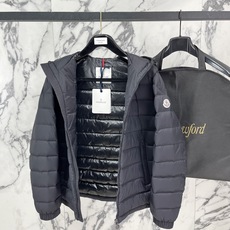 Moncler-盟可睐 2026FW秋冬新款男士连帽轻薄羽绒服 90新国标白鸭绒填充,高密防钻绒尼龙面料,原版开模五金, Moncler-盟可睐 2026FW秋冬新款男士连帽轻薄羽绒服 90新国标白鸭绒填充,高密防钻绒尼龙面料,原版开模五金,