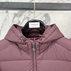 Moncler-盟可睐 2026FW秋冬新款男士连帽轻薄羽绒服 90新国标白鸭绒填充,高密防钻绒尼龙面料,原版开模五金, Moncler-盟可睐 2026FW秋冬新款男士连帽轻薄羽绒服 90新国标白鸭绒填充,高密防钻绒尼龙面料,原版开模五金,