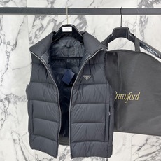 Prada-普拉达 2026FW秋冬新款男士立领羽绒马甲 90新国标白鸭绒填充,高密防风防钻绒尼龙面料,原版三角金属标, Prada-普拉达 2026FW秋冬新款男士立领羽绒马甲 90新国标白鸭绒填充,高密防风防钻绒尼龙面料,原版三角金属标,