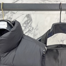 Prada-普拉达 2026FW秋冬新款男士立领羽绒马甲 90新国标白鸭绒填充,高密防风防钻绒尼龙面料,原版三角金属标, Prada-普拉达 2026FW秋冬新款男士立领羽绒马甲 90新国标白鸭绒填充,高密防风防钻绒尼龙面料,原版三角金属标,