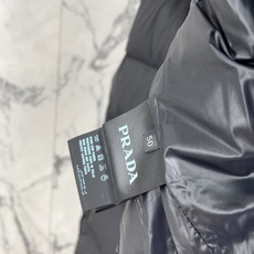Prada-普拉达 2026FW秋冬新款男士立领羽绒马甲 90新国标白鸭绒填充,高密防风防钻绒尼龙面料,原版三角金属标, Prada-普拉达 2026FW秋冬新款男士立领羽绒马甲 90新国标白鸭绒填充,高密防风防钻绒尼龙面料,原版三角金属标,