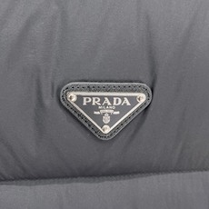 Prada-普拉达 2026FW秋冬新款男士立领羽绒马甲 90新国标白鸭绒填充,高密防风防钻绒尼龙面料,原版三角金属标, Prada-普拉达 2026FW秋冬新款男士立领羽绒马甲 90新国标白鸭绒填充,高密防风防钻绒尼龙面料,原版三角金属标,