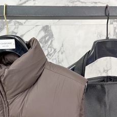 Prada-普拉达 2026FW秋冬新款男士立领羽绒马甲 90新国标白鸭绒填充,高密防风防钻绒尼龙面料,原版三角金属标, Prada-普拉达 2026FW秋冬新款男士立领羽绒马甲 90新国标白鸭绒填充,高密防风防钻绒尼龙面料,原版三角金属标,