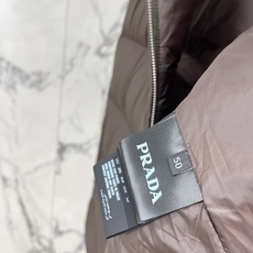 Prada-普拉达 2026FW秋冬新款男士立领羽绒马甲 90新国标白鸭绒填充,高密防风防钻绒尼龙面料,原版三角金属标, Prada-普拉达 2026FW秋冬新款男士立领羽绒马甲 90新国标白鸭绒填充,高密防风防钻绒尼龙面料,原版三角金属标,