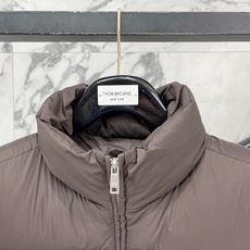 Prada-普拉达 2026FW秋冬新款男士立领羽绒马甲 90新国标白鸭绒填充,高密防风防钻绒尼龙面料,原版三角金属标, Prada-普拉达 2026FW秋冬新款男士立领羽绒马甲 90新国标白鸭绒填充,高密防风防钻绒尼龙面料,原版三角金属标,