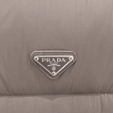 Prada-普拉达 2026FW秋冬新款男士立领羽绒马甲 90新国标白鸭绒填充,高密防风防钻绒尼龙面料,原版三角金属标, Prada-普拉达 2026FW秋冬新款男士立领羽绒马甲 90新国标白鸭绒填充,高密防风防钻绒尼龙面料,原版三角金属标,
