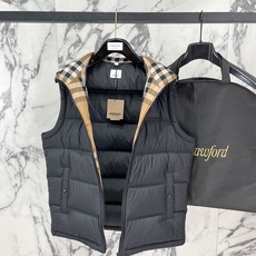 Burberry-博柏利 2026FW秋冬新款男士立领羽绒马甲 90新国标白鸭绒填充,高密防风防钻绒尼龙面料,原版五金拉 Burberry-博柏利 2026FW秋冬新款男士立领羽绒马甲 90新国标白鸭绒填充,高密防风防钻绒尼龙面料,原版五金拉