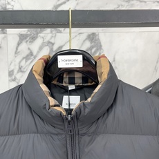 Burberry-博柏利 2026FW秋冬新款男士立领羽绒马甲 90新国标白鸭绒填充,高密防风防钻绒尼龙面料,原版五金拉 Burberry-博柏利 2026FW秋冬新款男士立领羽绒马甲 90新国标白鸭绒填充,高密防风防钻绒尼龙面料,原版五金拉