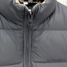 Burberry-博柏利 2026FW秋冬新款男士立领羽绒马甲 90新国标白鸭绒填充,高密防风防钻绒尼龙面料,原版五金拉 Burberry-博柏利 2026FW秋冬新款男士立领羽绒马甲 90新国标白鸭绒填充,高密防风防钻绒尼龙面料,原版五金拉