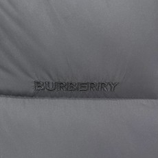 Burberry-博柏利 2026FW秋冬新款男士立领羽绒马甲 90新国标白鸭绒填充,高密防风防钻绒尼龙面料,原版五金拉 Burberry-博柏利 2026FW秋冬新款男士立领羽绒马甲 90新国标白鸭绒填充,高密防风防钻绒尼龙面料,原版五金拉