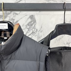 Burberry-博柏利 2026FW秋冬新款男士立领羽绒马甲 90新国标白鸭绒填充,高密防风防钻绒尼龙面料,原版五金拉 Burberry-博柏利 2026FW秋冬新款男士立领羽绒马甲 90新国标白鸭绒填充,高密防风防钻绒尼龙面料,原版五金拉