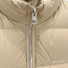Burberry-博柏利 2026FW秋冬新款男士立领羽绒马甲 90新国标白鸭绒填充,高密防风防钻绒尼龙面料,原版五金拉 Burberry-博柏利 2026FW秋冬新款男士立领羽绒马甲 90新国标白鸭绒填充,高密防风防钻绒尼龙面料,原版五金拉