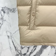 Burberry-博柏利 2026FW秋冬新款男士立领羽绒马甲 90新国标白鸭绒填充,高密防风防钻绒尼龙面料,原版五金拉 Burberry-博柏利 2026FW秋冬新款男士立领羽绒马甲 90新国标白鸭绒填充,高密防风防钻绒尼龙面料,原版五金拉
