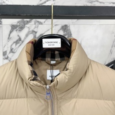 Burberry-博柏利 2026FW秋冬新款男士立领羽绒马甲 90新国标白鸭绒填充,高密防风防钻绒尼龙面料,原版五金拉 Burberry-博柏利 2026FW秋冬新款男士立领羽绒马甲 90新国标白鸭绒填充,高密防风防钻绒尼龙面料,原版五金拉
