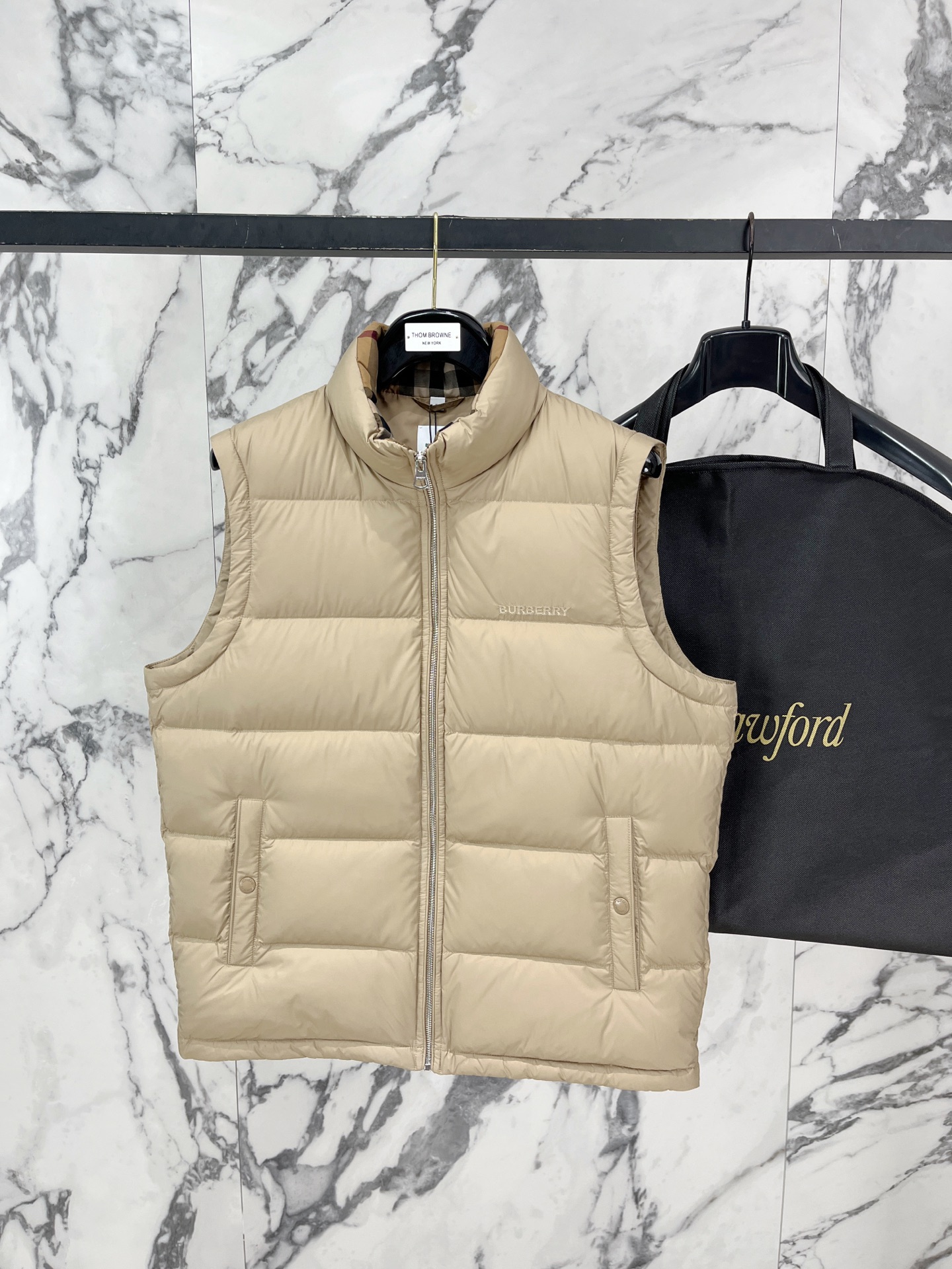 Burberry-博柏利 2026FW秋冬新款男士立领羽绒马甲 90新国标白鸭绒填充，高密防风防钻绒尼龙面料，原版五金拉