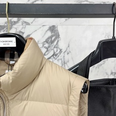 Burberry-博柏利 2026FW秋冬新款男士立领羽绒马甲 90新国标白鸭绒填充,高密防风防钻绒尼龙面料,原版五金拉 Burberry-博柏利 2026FW秋冬新款男士立领羽绒马甲 90新国标白鸭绒填充,高密防风防钻绒尼龙面料,原版五金拉