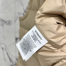 Burberry-博柏利 2026FW秋冬新款男士立领羽绒马甲 90新国标白鸭绒填充,高密防风防钻绒尼龙面料,原版五金拉 Burberry-博柏利 2026FW秋冬新款男士立领羽绒马甲 90新国标白鸭绒填充,高密防风防钻绒尼龙面料,原版五金拉