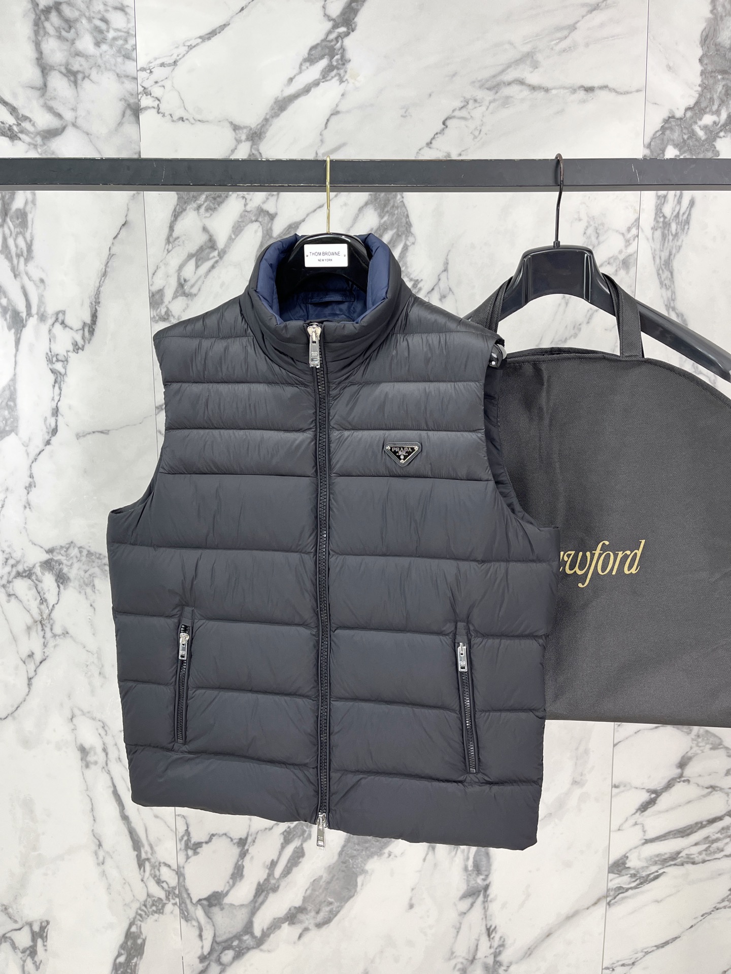 Prada-普拉达 2026FW秋冬新款男士立领羽绒马甲 90新国标白鸭绒填充，高密防风防钻绒尼龙面料，原版三角金属标，