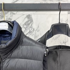 Prada-普拉达 2026FW秋冬新款男士立领羽绒马甲 90新国标白鸭绒填充,高密防风防钻绒尼龙面料,原版三角金属标, Prada-普拉达 2026FW秋冬新款男士立领羽绒马甲 90新国标白鸭绒填充,高密防风防钻绒尼龙面料,原版三角金属标,