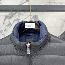 Prada-普拉达 2026FW秋冬新款男士立领羽绒马甲 90新国标白鸭绒填充,高密防风防钻绒尼龙面料,原版三角金属标, Prada-普拉达 2026FW秋冬新款男士立领羽绒马甲 90新国标白鸭绒填充,高密防风防钻绒尼龙面料,原版三角金属标,