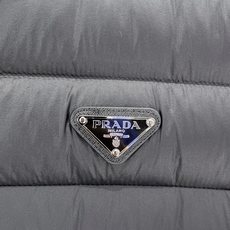 Prada-普拉达 2026FW秋冬新款男士立领羽绒马甲 90新国标白鸭绒填充,高密防风防钻绒尼龙面料,原版三角金属标, Prada-普拉达 2026FW秋冬新款男士立领羽绒马甲 90新国标白鸭绒填充,高密防风防钻绒尼龙面料,原版三角金属标,