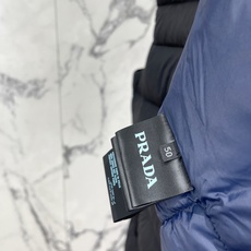 Prada-普拉达 2026FW秋冬新款男士立领羽绒马甲 90新国标白鸭绒填充,高密防风防钻绒尼龙面料,原版三角金属标, Prada-普拉达 2026FW秋冬新款男士立领羽绒马甲 90新国标白鸭绒填充,高密防风防钻绒尼龙面料,原版三角金属标,