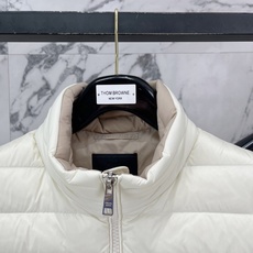 Prada-普拉达 2026FW秋冬新款男士立领羽绒马甲 90新国标白鸭绒填充,高密防风防钻绒尼龙面料,原版三角金属标, Prada-普拉达 2026FW秋冬新款男士立领羽绒马甲 90新国标白鸭绒填充,高密防风防钻绒尼龙面料,原版三角金属标,