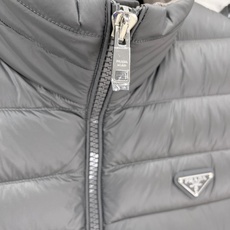 Prada-普拉达 2026FW秋冬新款男士立领羽绒马甲 90新国标白鸭绒填充,高密防风防钻绒尼龙面料,原版三角金属标, Prada-普拉达 2026FW秋冬新款男士立领羽绒马甲 90新国标白鸭绒填充,高密防风防钻绒尼龙面料,原版三角金属标,