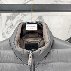 Prada-普拉达 2026FW秋冬新款男士立领羽绒马甲 90新国标白鸭绒填充,高密防风防钻绒尼龙面料,原版三角金属标, Prada-普拉达 2026FW秋冬新款男士立领羽绒马甲 90新国标白鸭绒填充,高密防风防钻绒尼龙面料,原版三角金属标,
