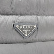 Prada-普拉达 2026FW秋冬新款男士立领羽绒马甲 90新国标白鸭绒填充,高密防风防钻绒尼龙面料,原版三角金属标, Prada-普拉达 2026FW秋冬新款男士立领羽绒马甲 90新国标白鸭绒填充,高密防风防钻绒尼龙面料,原版三角金属标,