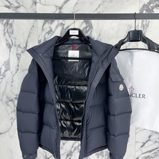 Moncler 盟可睐(蒙口)2026FW秋冬专柜最新款袖袋徽章连帽短款羽绒服 全套原版五金辅料,按扣、品牌拉链、帽绳金 Moncler 盟可睐(蒙口)2026FW秋冬专柜最新款袖袋徽章连帽短款羽绒服 全套原版五金辅料,按扣、品牌拉链、帽绳金