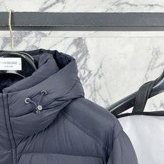 Moncler 盟可睐(蒙口)2026FW秋冬专柜最新款袖袋徽章连帽短款羽绒服 全套原版五金辅料,按扣、品牌拉链、帽绳金 Moncler 盟可睐(蒙口)2026FW秋冬专柜最新款袖袋徽章连帽短款羽绒服 全套原版五金辅料,按扣、品牌拉链、帽绳金