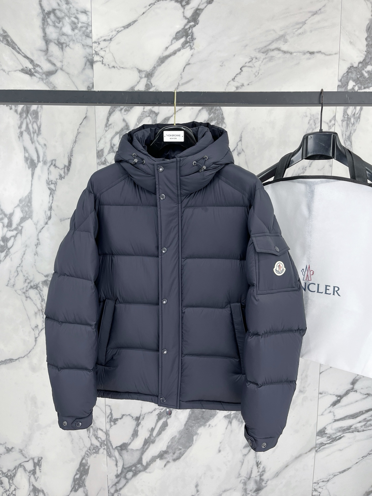 Moncler 盟可睐（蒙口）2026FW秋冬专柜最新款袖袋徽章连帽短款羽绒服 全套原版五金辅料，按扣、品牌拉链、帽绳金