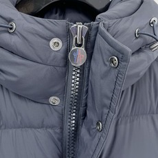 Moncler 盟可睐(蒙口)2026FW秋冬专柜最新款袖袋徽章连帽短款羽绒服 全套原版五金辅料,按扣、品牌拉链、帽绳金 Moncler 盟可睐(蒙口)2026FW秋冬专柜最新款袖袋徽章连帽短款羽绒服 全套原版五金辅料,按扣、品牌拉链、帽绳金