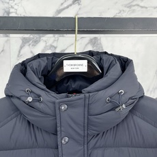 Moncler 盟可睐(蒙口)2026FW秋冬专柜最新款袖袋徽章连帽短款羽绒服 全套原版五金辅料,按扣、品牌拉链、帽绳金 Moncler 盟可睐(蒙口)2026FW秋冬专柜最新款袖袋徽章连帽短款羽绒服 全套原版五金辅料,按扣、品牌拉链、帽绳金
