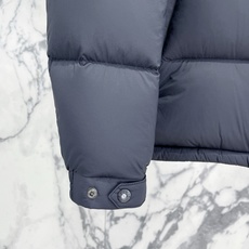 Moncler 盟可睐(蒙口)2026FW秋冬专柜最新款袖袋徽章连帽短款羽绒服 全套原版五金辅料,按扣、品牌拉链、帽绳金 Moncler 盟可睐(蒙口)2026FW秋冬专柜最新款袖袋徽章连帽短款羽绒服 全套原版五金辅料,按扣、品牌拉链、帽绳金
