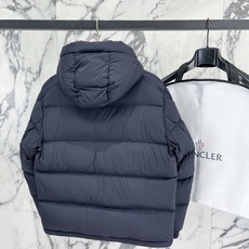 Moncler 盟可睐(蒙口)2026FW秋冬专柜最新款袖袋徽章连帽短款羽绒服 全套原版五金辅料,按扣、品牌拉链、帽绳金 Moncler 盟可睐(蒙口)2026FW秋冬专柜最新款袖袋徽章连帽短款羽绒服 全套原版五金辅料,按扣、品牌拉链、帽绳金