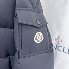 Moncler 盟可睐(蒙口)2026FW秋冬专柜最新款袖袋徽章连帽短款羽绒服 全套原版五金辅料,按扣、品牌拉链、帽绳金 Moncler 盟可睐(蒙口)2026FW秋冬专柜最新款袖袋徽章连帽短款羽绒服 全套原版五金辅料,按扣、品牌拉链、帽绳金