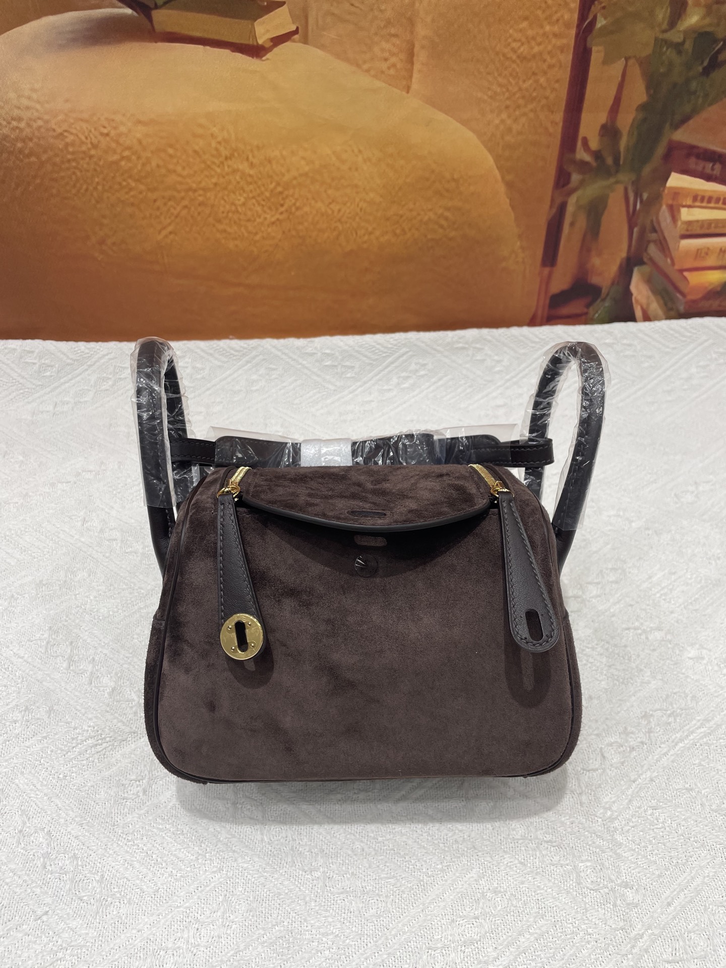 NO:700269,Suede mini Lindy ebony gold buckle in stock,Hermes,hermes,chamois leather,Hermes,19860909麂皮迷你琳迪乌木色金扣现货,爱马仕,hermes,chamois leather,Hermes,,Bag
