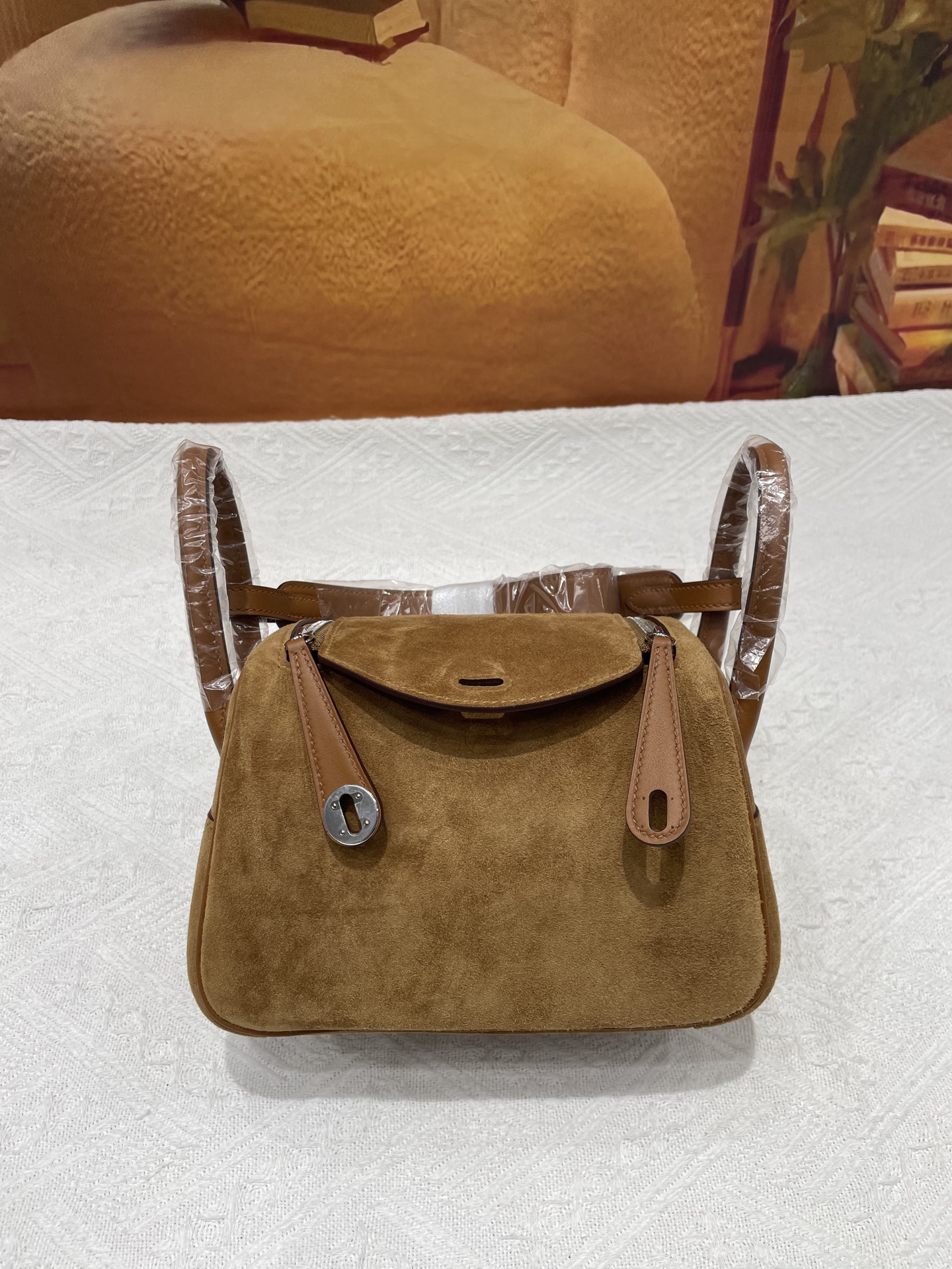 NO:700274,Suede mini Lindy gold brown silver buckle in stock,Hermes,hermes,chamois leather,Hermes,19860909麂皮迷你琳迪金棕色银扣现货,爱马仕,hermes,chamois leather,Hermes,,Bag