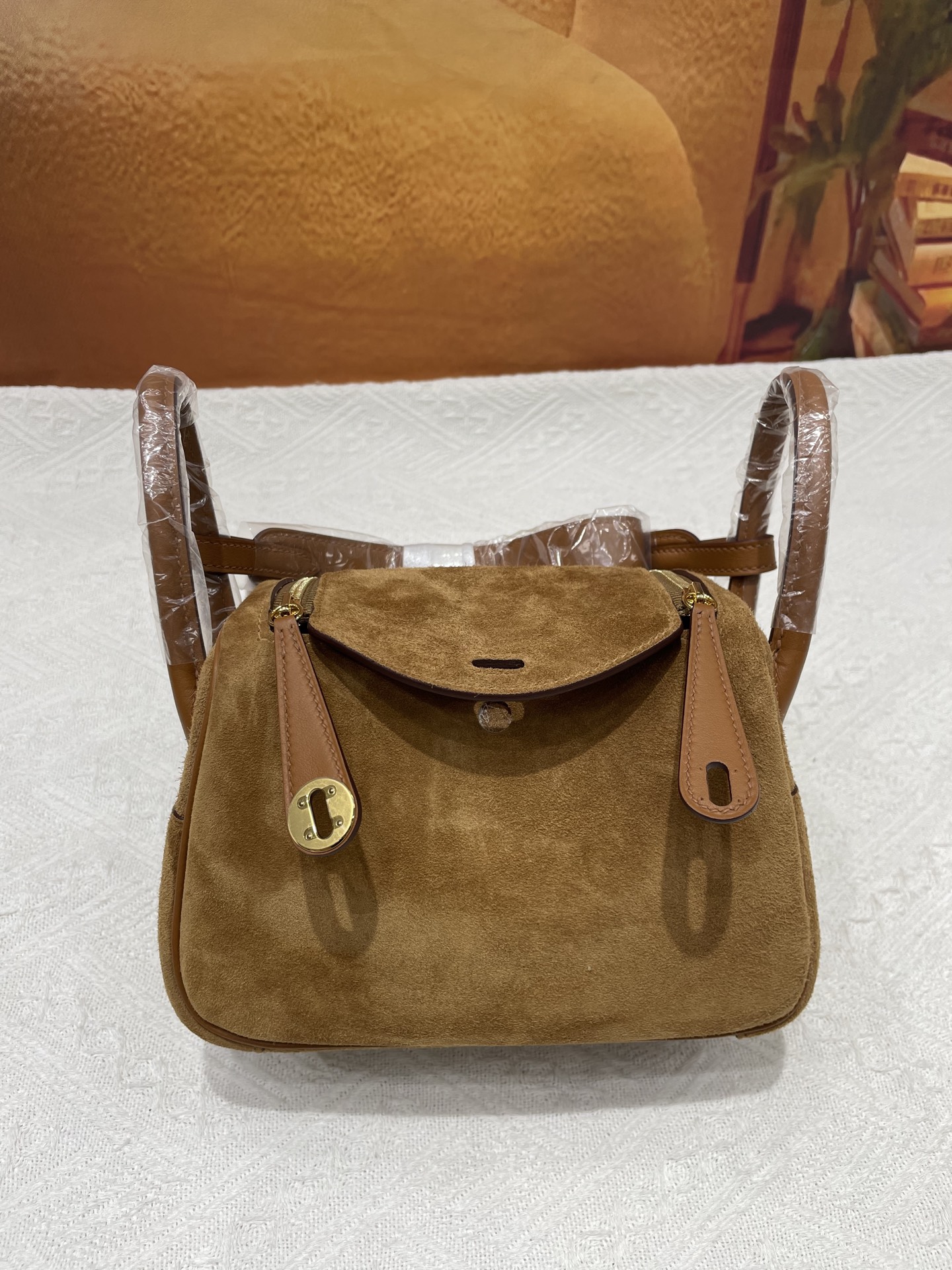 NO:700275,Suede mini Lindy gold brown gold buckle in stock,Hermes,hermes,chamois leather,Hermes,19860909麂皮迷你琳迪金棕色金扣现货,爱马仕,hermes,chamois leather,Hermes,,Bag