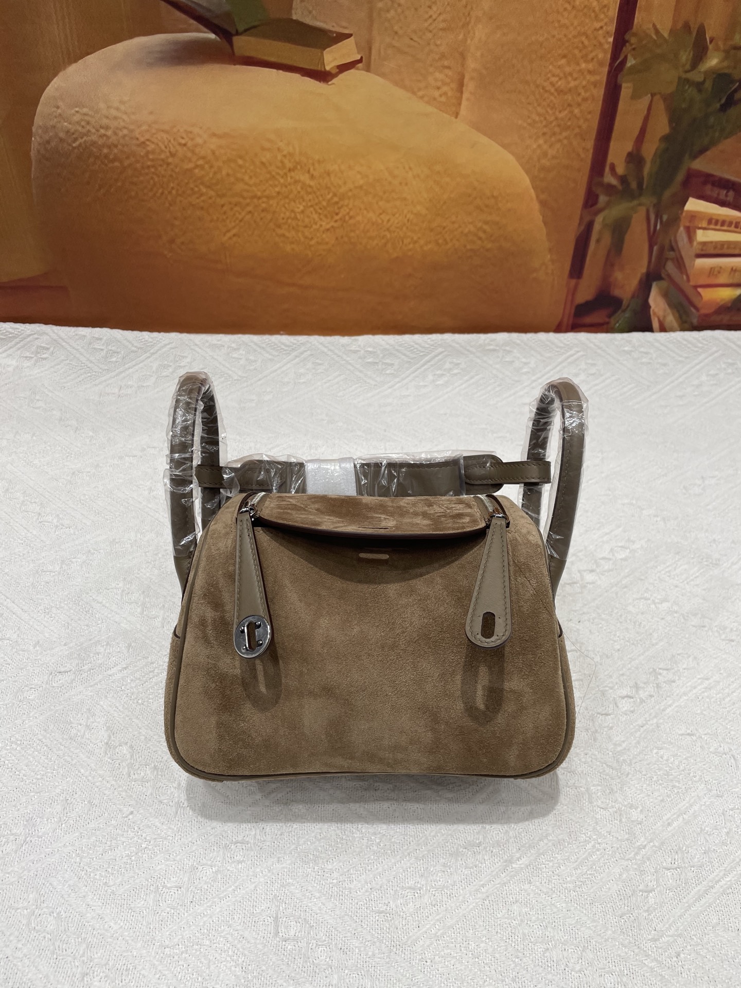 NO:700279,Suede mini Lindy elephant gray silver buckle in stock,Hermes,hermes,chamois leather,Hermes,19860909麂皮迷你琳迪大象灰色银扣现货,爱马仕,hermes,chamois leather,Hermes,,Bag