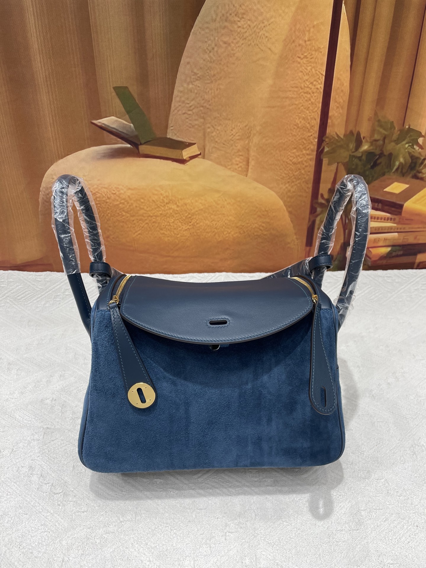 NO:700373,Suede Lindy 26 blue gold buckle in stock,Hermes,hermes,chamois leather,Hermes,19860909麂皮琳迪26蓝色金扣现货,爱马仕,hermes,chamois leather,Hermes,,Bag