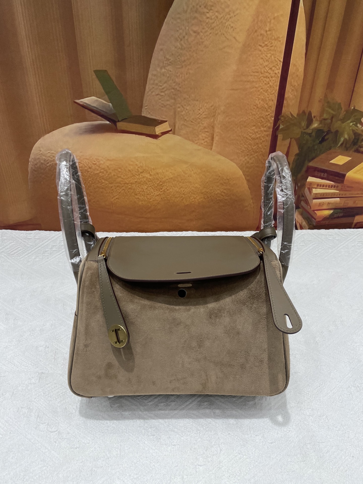 NO:700377,Suede Lindy 26 elephant gray gold buckle in stock,Hermes,hermes,chamois leather,Hermes,19860909麂皮琳迪26大象灰色金扣现货,爱马仕,hermes,chamois leather,Hermes,,Bag
