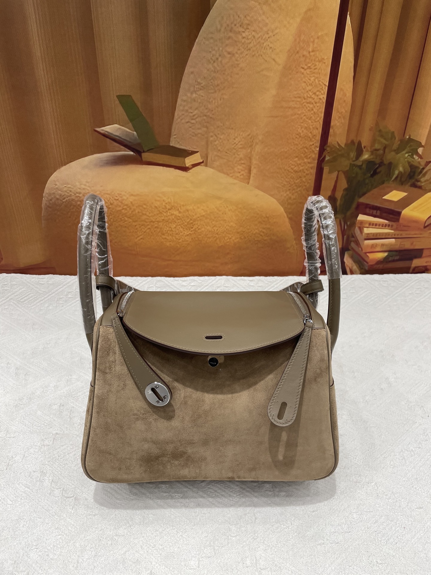 NO:700380,Suede Lindy 26 elephant gray silver buckle in stock,Hermes,hermes,chamois leather,Hermes,19860909麂皮琳迪26大象灰色银扣现货,爱马仕,hermes,chamois leather,Hermes,,Bag